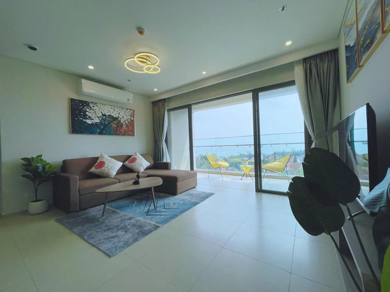 Apartment The Song Vung Tau: 5-Star Beach View Condotel